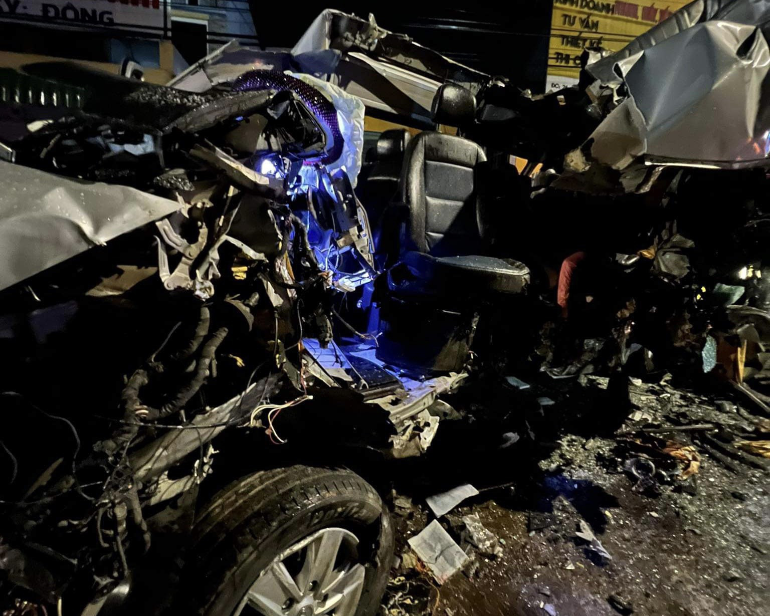 Hiện trường đau thương nơi 2 xe khách tông trực diện, 4 người tử vong-7