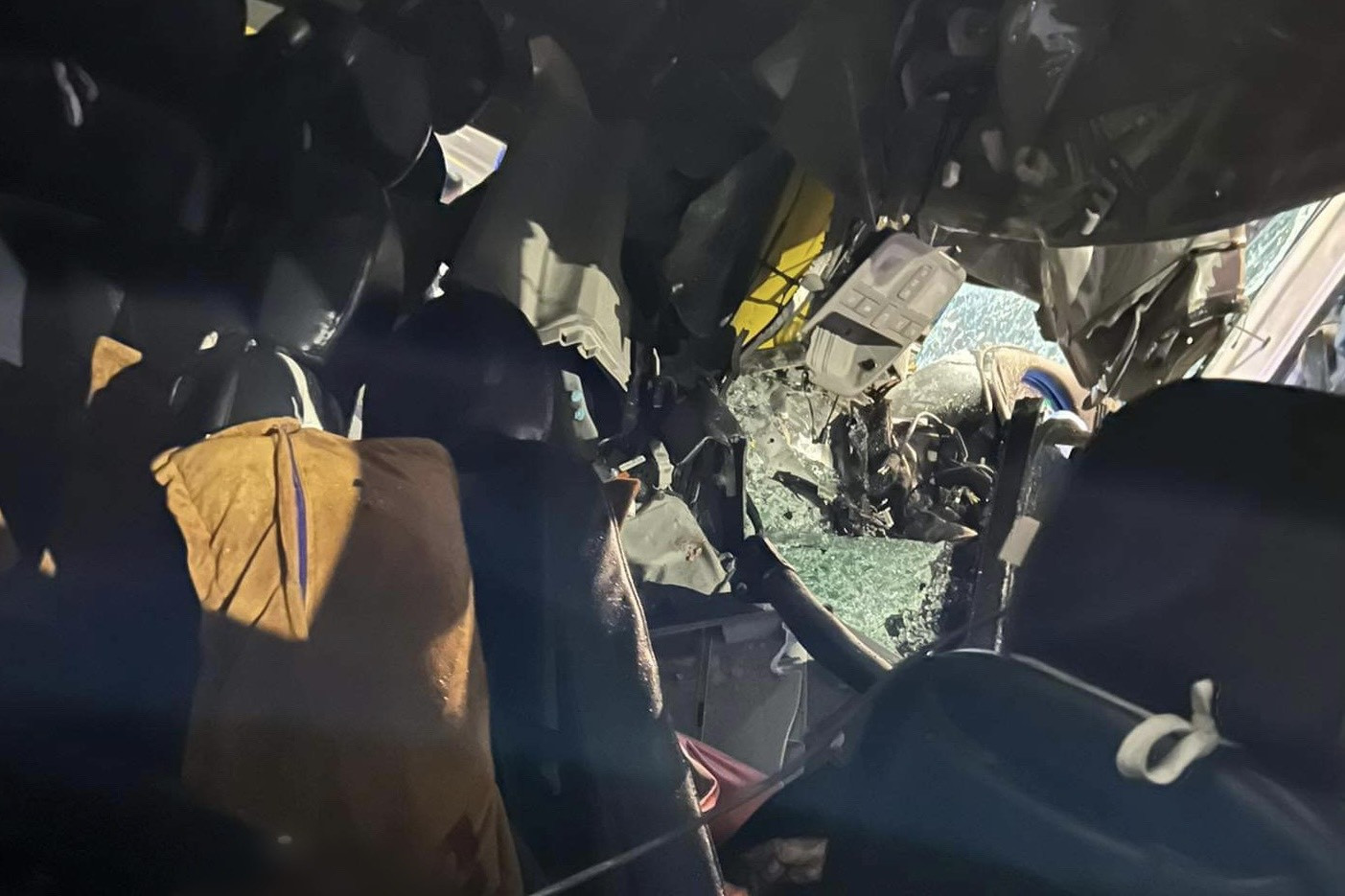 Hiện trường đau thương nơi 2 xe khách tông trực diện, 4 người tử vong-8