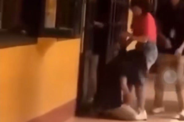 Vụ nữ sinh quỳ khóc ở cửa lớp, điều chuyển cô giáo chủ nhiệm-2