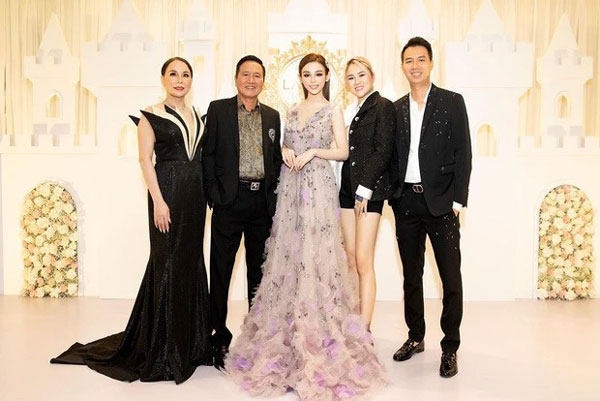 Huyền Baby được chồng dựng ảnh quảng cáo khắp quận 1, mẹ chồng đòi lập FC để ủng hộ: Nhân tố đáng gờm nhất hội Đạp Gió là đây!-1