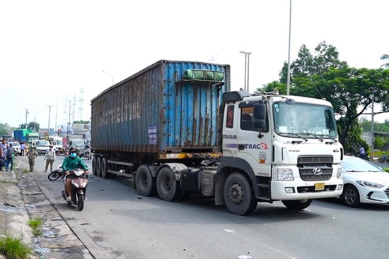 Nam công nhân tử vong thương tâm sau va chạm với xe container