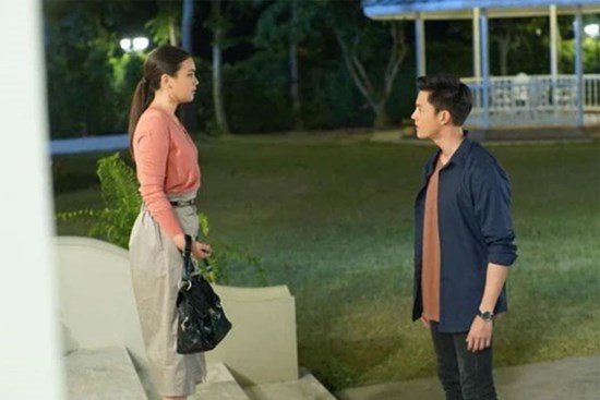 Sửng sốt khi thấy người yêu cũ bước xuống từ chiếc xe ô tô đắt tiền