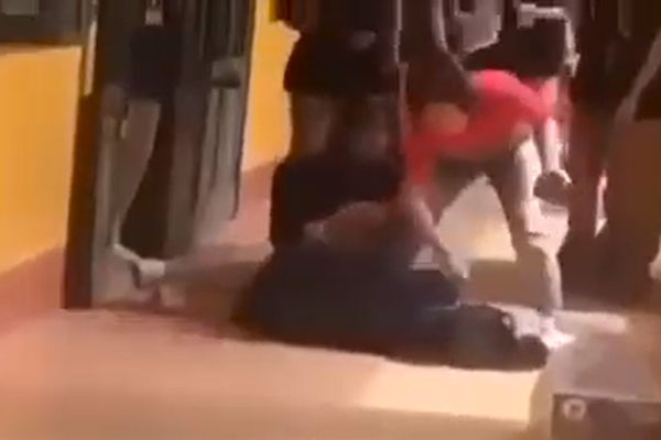 Vụ nữ sinh quỳ khóc ở cửa lớp, điều chuyển cô giáo chủ nhiệm-1