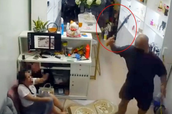 Hà Nội: Kinh hoàng cảnh côn đồ mang hung khí xông vào cửa hàng chém người tới tấp-1