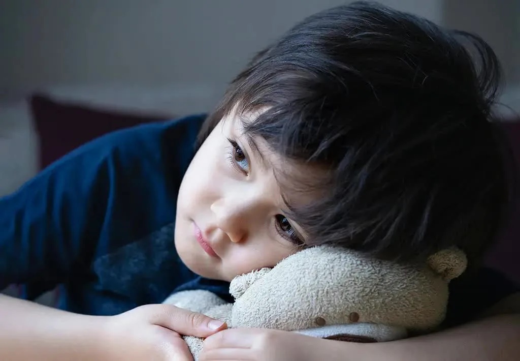 Cha mẹ buồn lòng khi phát hiện con không trung thực, nhưng thay vì quát mắng nên làm 4 điều này-1