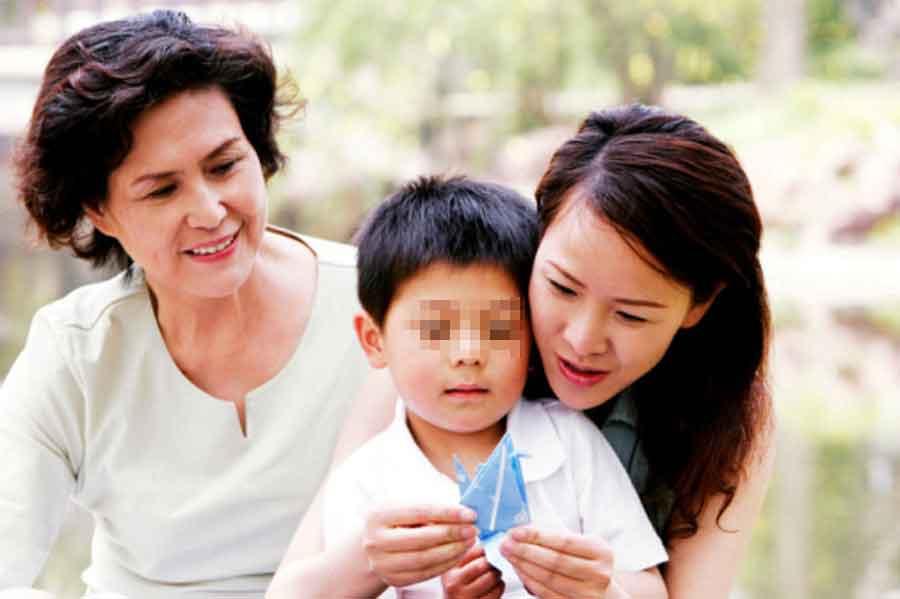 Bà giúp việc khóc khi nhận điện thoại của con trai chủ cũ-1