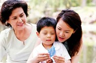 Bà giúp việc khóc khi nhận điện thoại của con trai chủ cũ