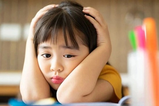 Cha mẹ còn phạm 2 sai lầm này, con sẽ ngày càng mặc cảm, tự ti, tương lai khó làm việc lớn
