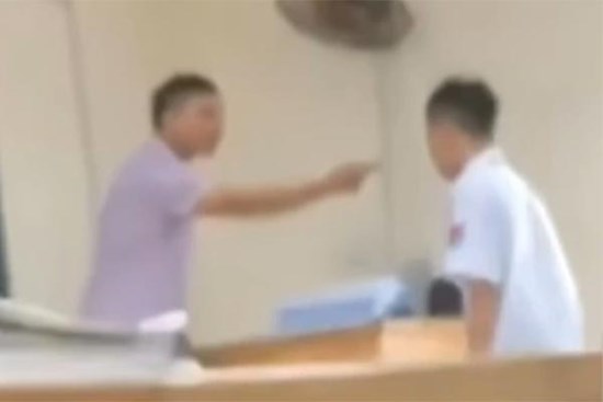 Hà Nội: Công an vào cuộc giữa đêm vụ thầy giáo chỉ tay thóa mạ học trò