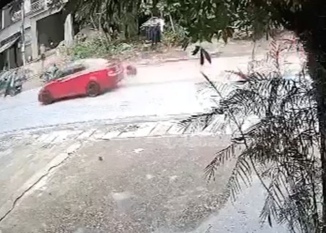 Tài xế ô tô lái xe bỏ trốn sau khi húc văng 2 mẹ con trên quốc lộ-1