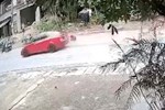 Tài xế ô tô lái xe bỏ trốn sau khi húc văng 2 mẹ con trên quốc lộ