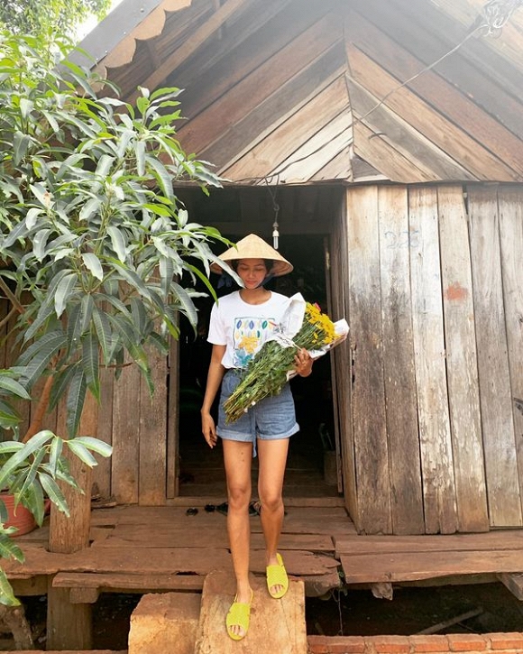 Vườn rau xanh mướt ở quê nhà của HHen Niê: Bắp cải, cà chua, đậu đũa... chen chúc, cứ bước ra là có đồ ăn-9