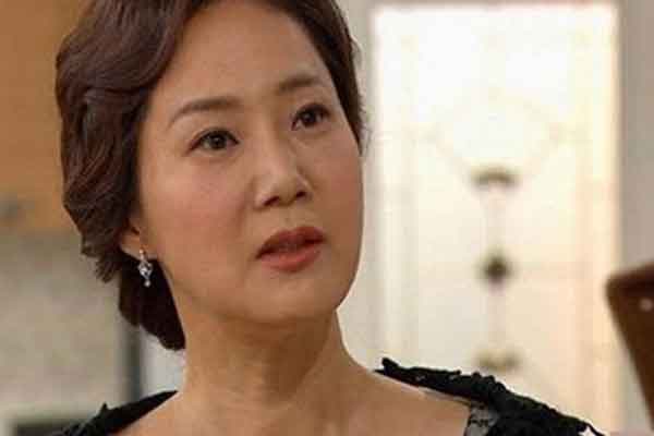 Kỉ niệm 5 năm ngày cưới, chồng đòi ly hôn khiến tôi sụp đổ-2