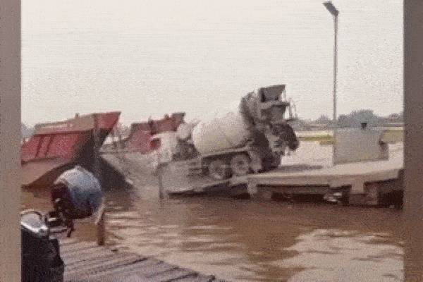 Clip: Xe trộn bê tông bất ngờ rơi xuống sông khi đang lên tàu