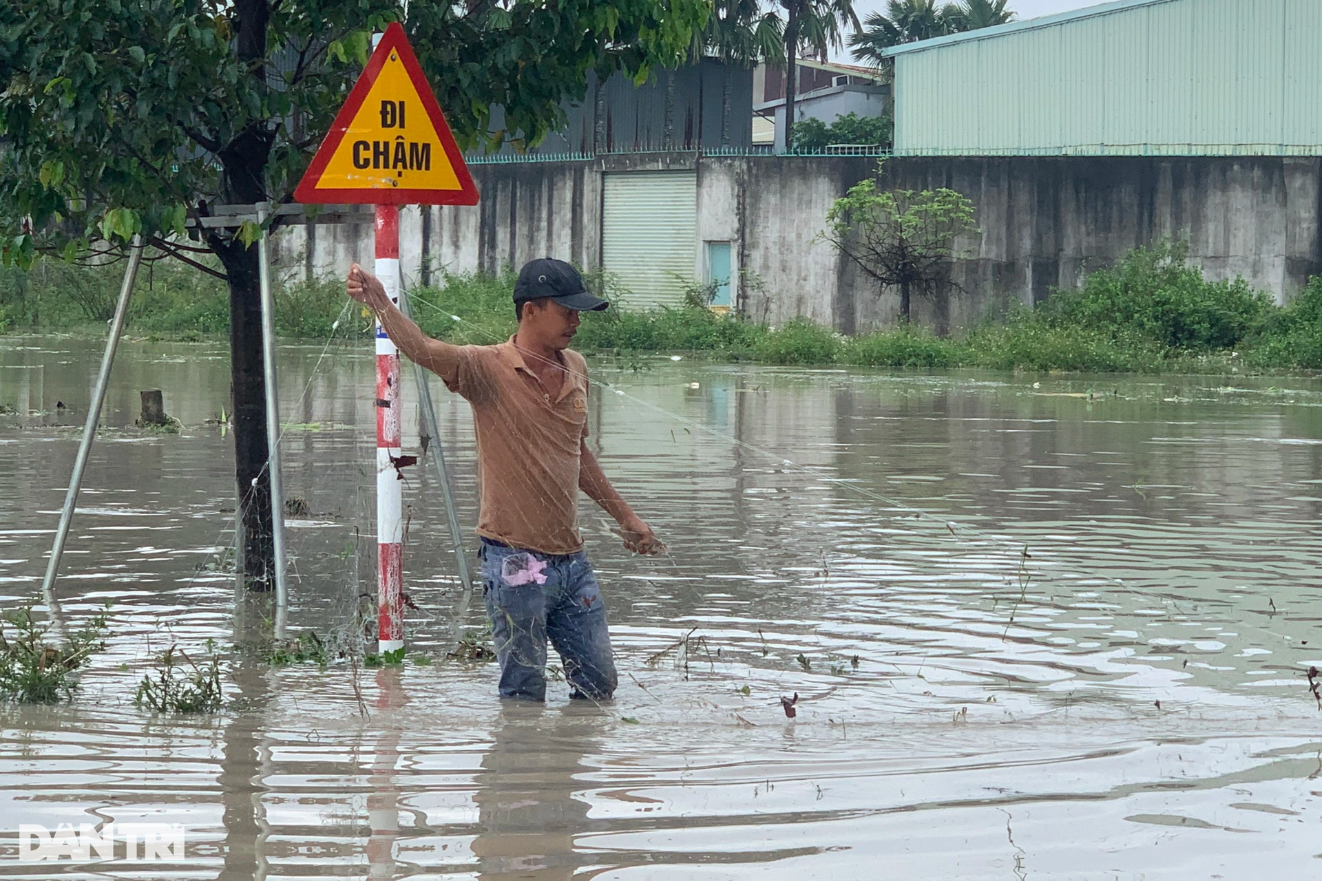 Đường biến thành sông, người dân tranh thủ thả lưới bắt cá-1