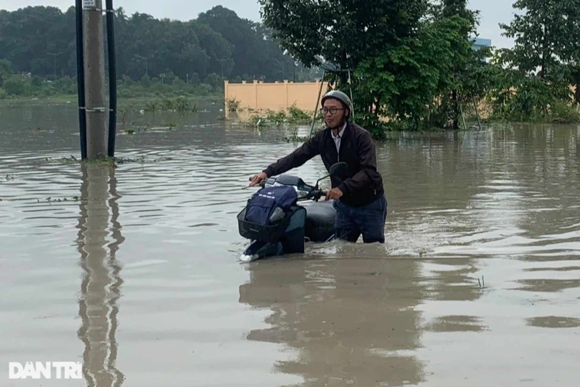 Đường biến thành sông, người dân tranh thủ thả lưới bắt cá-5