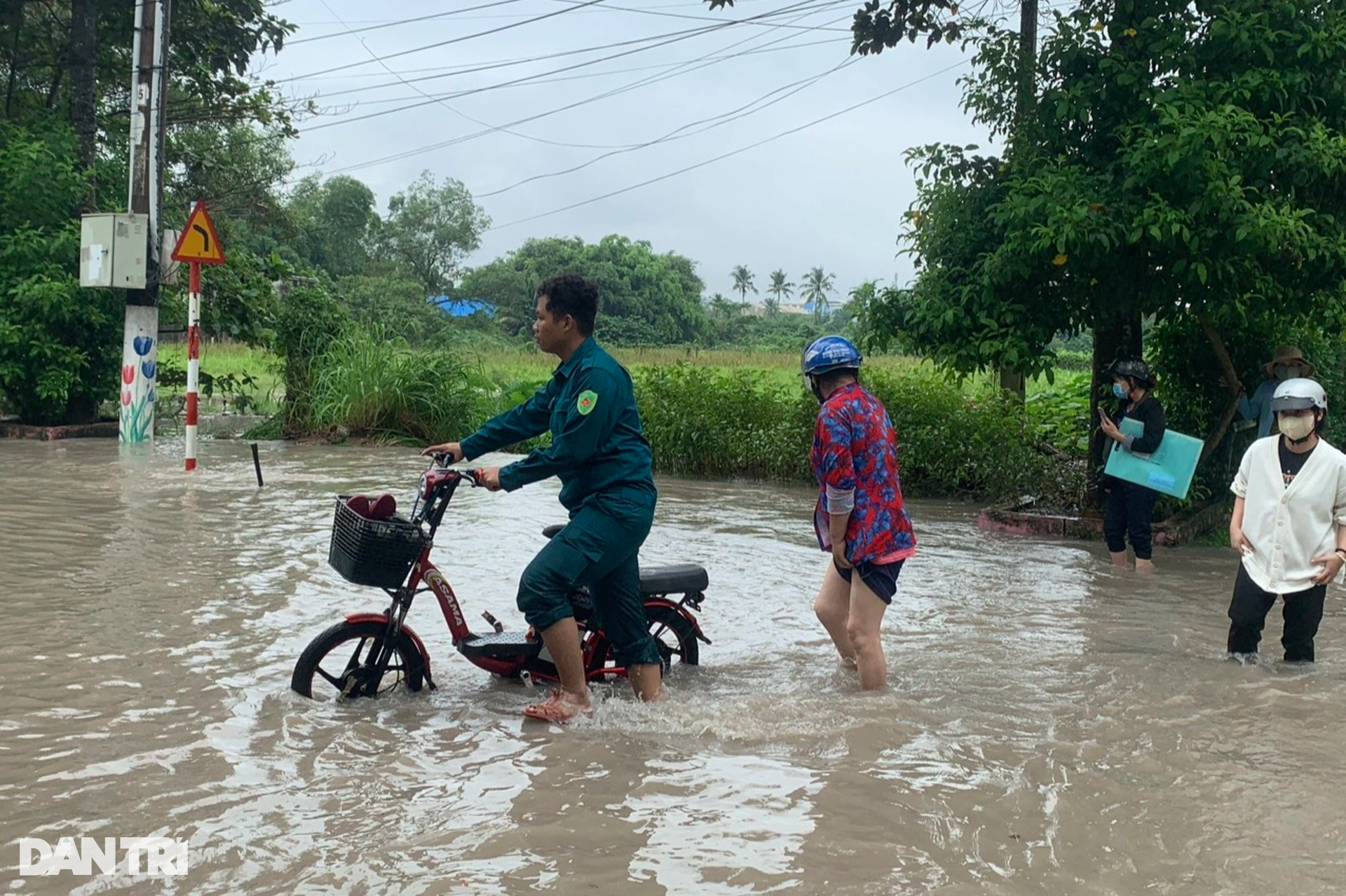 Đường biến thành sông, người dân tranh thủ thả lưới bắt cá-8