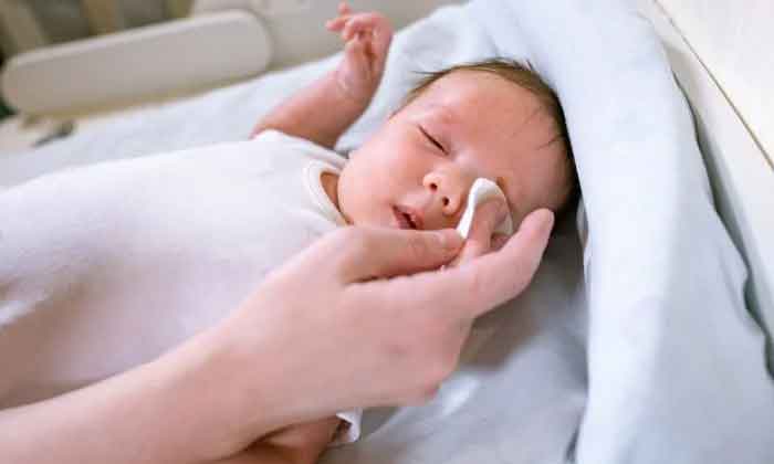 Con bị đau mắt đỏ, cha mẹ tuyệt đối không nhỏ sữa mẹ vào mắt để chữa bệnh cho bé-1