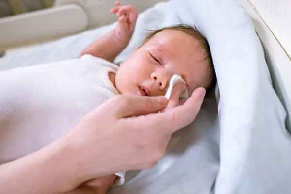 Mới sinh con thứ 2 với chồng Tây, Lan Phương đã đi quay phim, vừa làm vừa lấy vải che hút sữa cho con-12