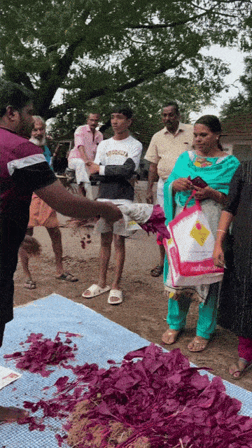 Đi Audi ra chợ bán rau, anh nông dân nổi như cồn với 1 hành động ngay sau khi xuống xe-4