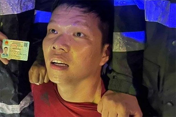 Đá lăn từ trên xe tải xuống đè 3 người đàn ông tử vong-1