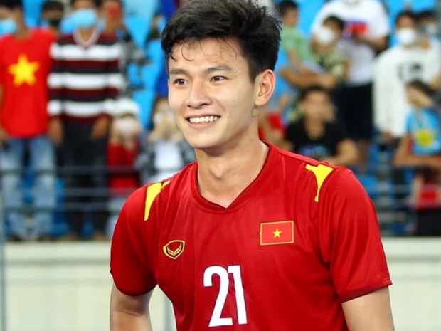 Danh tính người yêu sinh năm 2000 của nam thần sân cỏ: Nhan sắc keo lì, sơ hở là unbox đồ hiệu-1