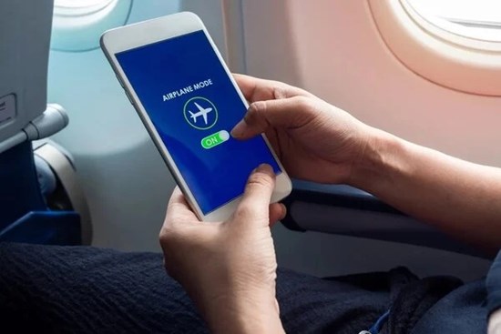 Tại sao phải tắt điện thoại khi lên máy bay?