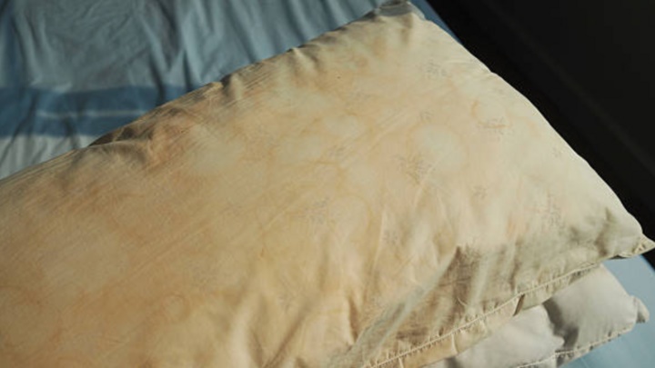 Simple and effective ways to clean pillow<a href='https://meo.tips/tips/the-ultimate-guide-to-the-best-mooncake-varieties-for-this-mid-autumn-festival/' rel='dofollow' class='onpage-seo' > fillings</a>-1″><br />
<em>You need to apply ways to clean pillow fillings regularly to maintain health. (Photo: istock)</em></p>
<p style=