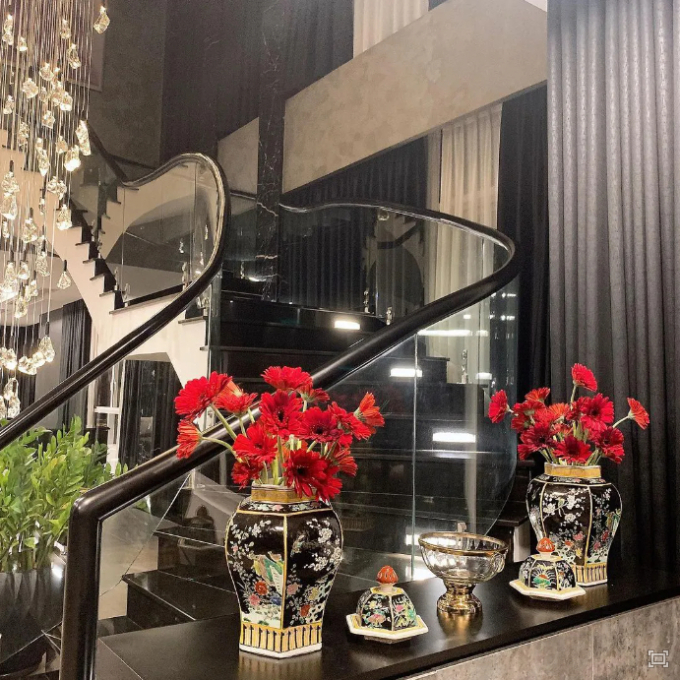 Bên trong căn penthouse cao cấp của Hoàng Thùy Linh: Gia chủ flex thú chơi hoa, cành quả siêu nghệ-12