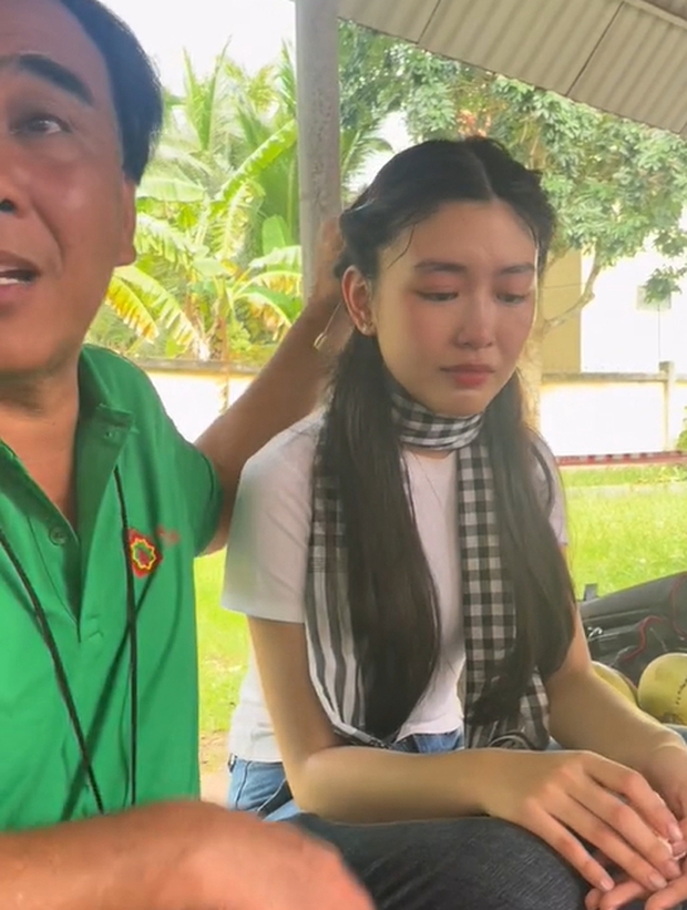 Lọ Lem bỗng bật khóc nức nở, biết lý do netizen liền nhận xét được ba mẹ nuôi dạy tử tế-5