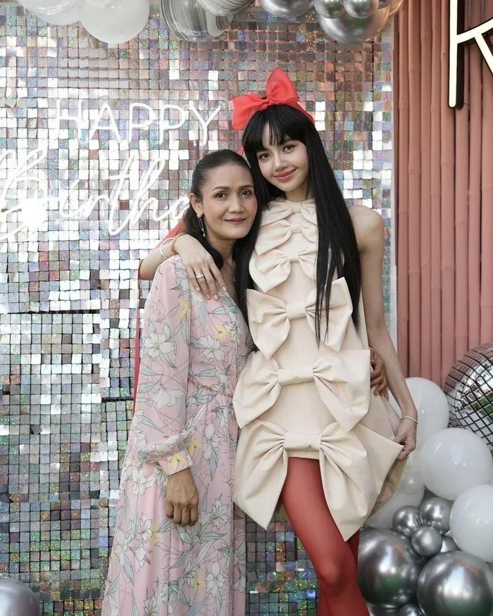 Mẹ ruột Lisa: Cưới siêu đầu bếp, khiến con gái rén khi hở bạo nhưng vẫn bảo vệ con mặc tranh cãi show thoát y-11