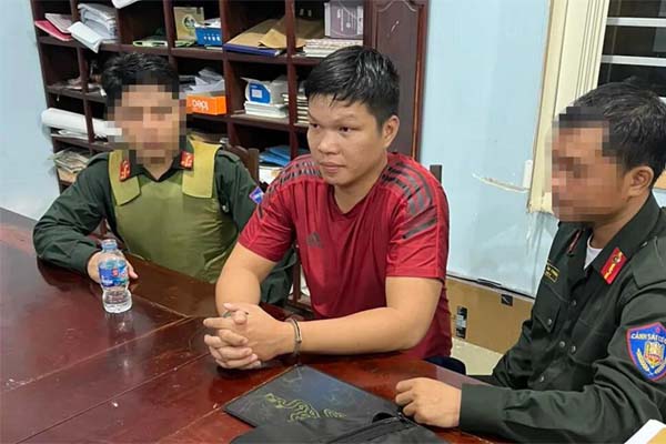 CLIP: Bé gái 3 tuổi bị bắt cóc đòi 2 tỉ đồng được gia đình đón rời khỏi khách sạn-2