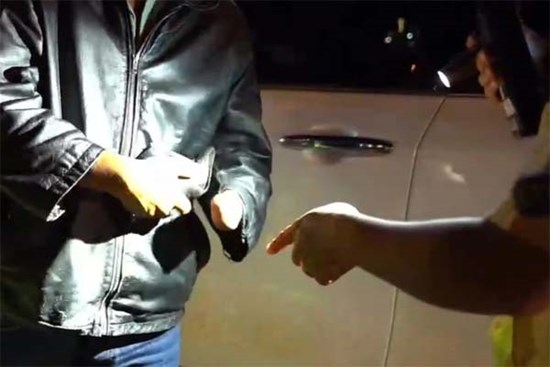 Cụt một tay vẫn lái ô tô