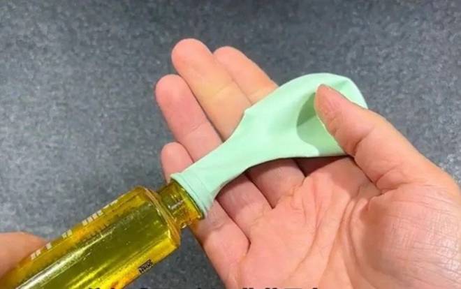 Nhét quả bóng bay vào bồn cầu, tưởng nghịch dại nhưng lợi không ngờ, vừa hiệu quả vừa tiết kiệm-1