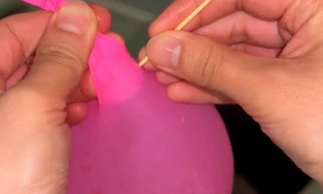 Nhét quả bóng bay vào bồn cầu, tưởng nghịch dại nhưng lợi không ngờ, vừa hiệu quả vừa tiết kiệm-2