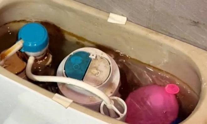 Nhét quả bóng bay vào bồn cầu, tưởng nghịch dại nhưng lợi không ngờ, vừa hiệu quả vừa tiết kiệm-3