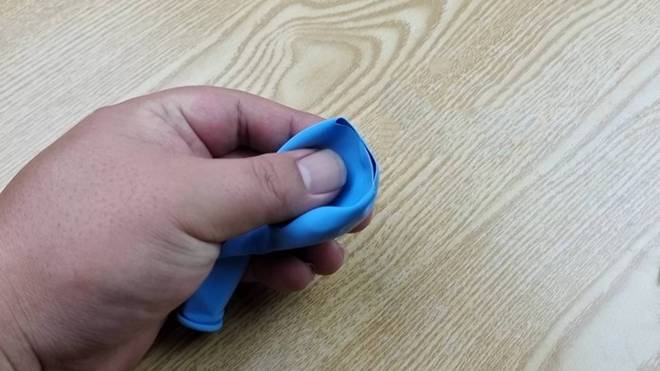 Nhét quả bóng bay vào bồn cầu, tưởng nghịch dại nhưng lợi không ngờ, vừa hiệu quả vừa tiết kiệm-4