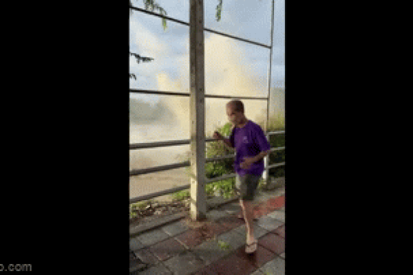 Clip: Một cây cầu bị sập do nước lũ dâng cao