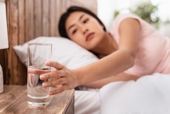 Những việc nên làm sau khi thức dậy tăng tốc đào thải độc tố, tránh táo bón kéo dài