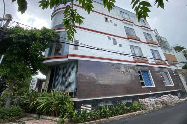 CLIP: Bé gái 3 tuổi bị bắt cóc đòi 2 tỉ đồng được gia đình đón rời khỏi khách sạn-1