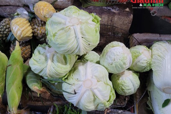 Tân sinh viên tại Hà Nội ''sốc'' khi cháy ví vì giá rau cao chót vót