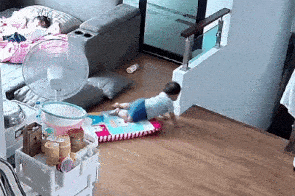 Hành động của bé gái 2 tuổi khiến người mẹ xúc động khi xem lại-1