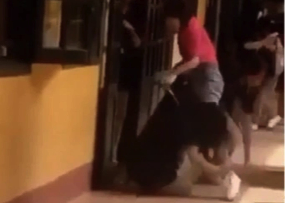 Hiệu trưởng nói việc phát tán clip nữ sinh quỳ trước cửa lớp ảnh hưởng tới nhà trường-1