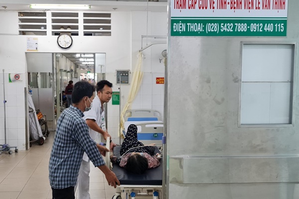 Con gái tử vong, mẹ và anh trai nghi ngộ độc sau ăn bánh su kem đêm Trung thu-1