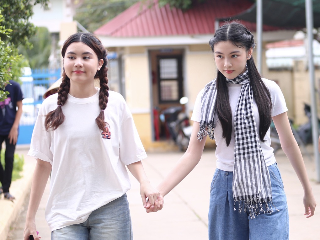 Hai con gái Quyền Linh đến phim trường thăm bố, nhan sắc gây chú ý-2