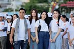 Vợ chồng MC Quyền Linh và 2 con gái cân đẹp” camera thường, hành động của ái nữ gây chú ý-6