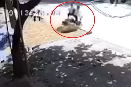 Đi vào đám lúa phơi trên quốc lộ bị trượt ngã, nữ sinh lớp 10 tử vong