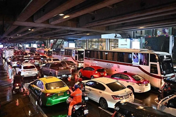 Người Việt ở Bangkok kể lại thời khắc xảy ra vụ xả súng ở Siam Paragon: Giao thông tê liệt, người dân hoảng loạn-2