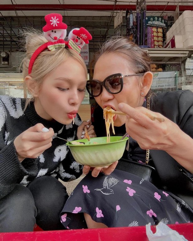 2 hot girl đình đám làm dâu nhà hào môn: 18 tuổi lên xe hoa, dùng bí quyết riêng để được nhà chồng yêu quý-4