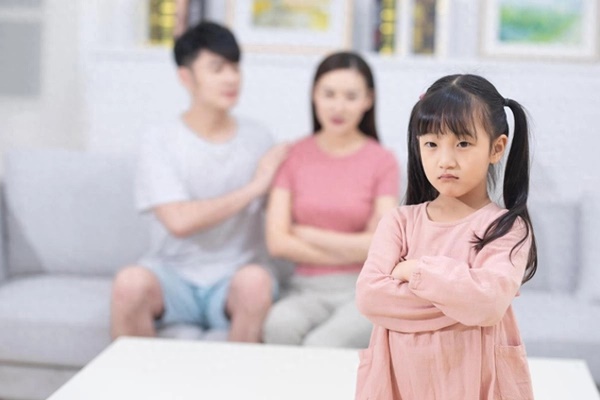 Con gái hồn nhiên đưa mẹ ăn 3 quả chuối đen và bài học về sự hy sinh của người phụ nữ trong gia đình-2